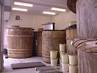 家業のお味噌屋さんで、味噌を造るときに利用している木樽