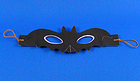 コウモリが羽を広げたデザインのマスクです。輪ゴムを使って固定します